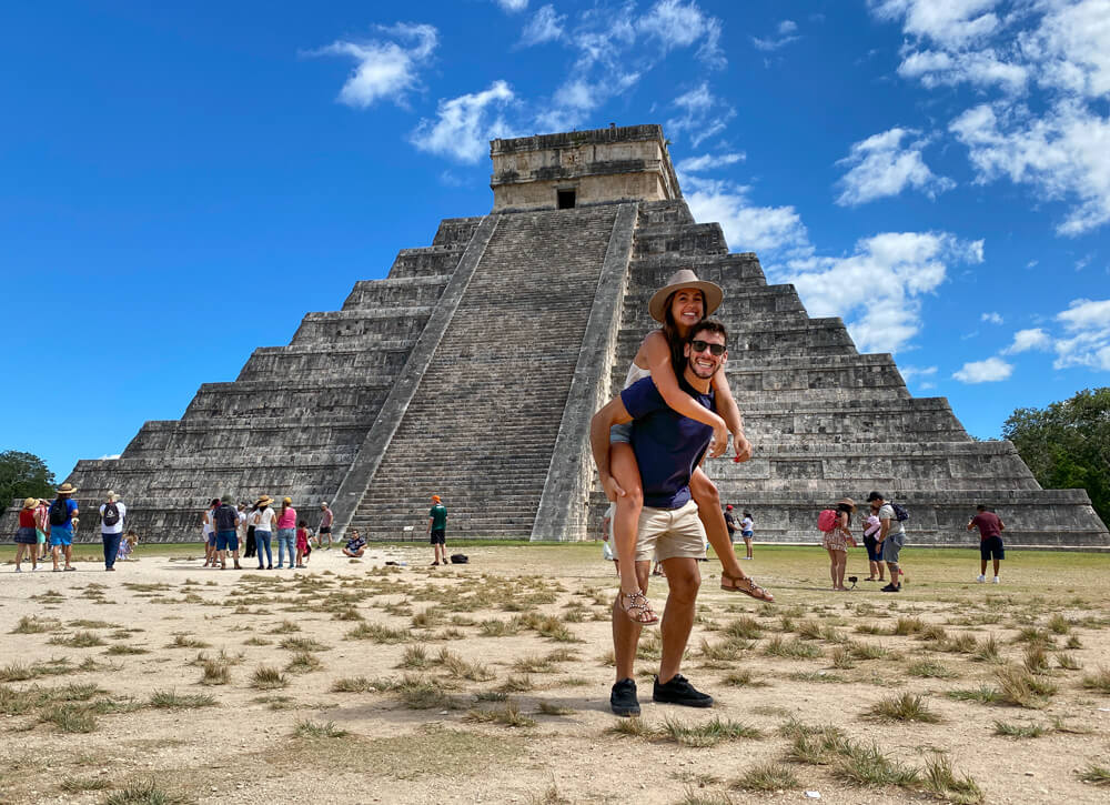 Pirámide de Chichén Itzá bajo un cielo azul intenso