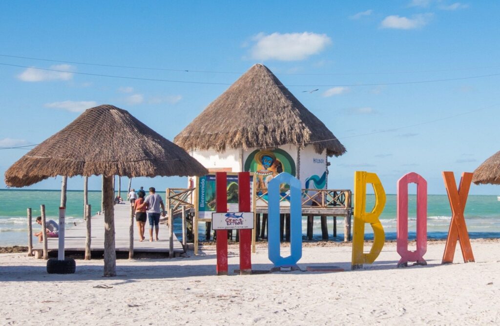 Aguas turquesa poco profundas y muelle de madera en Holbox