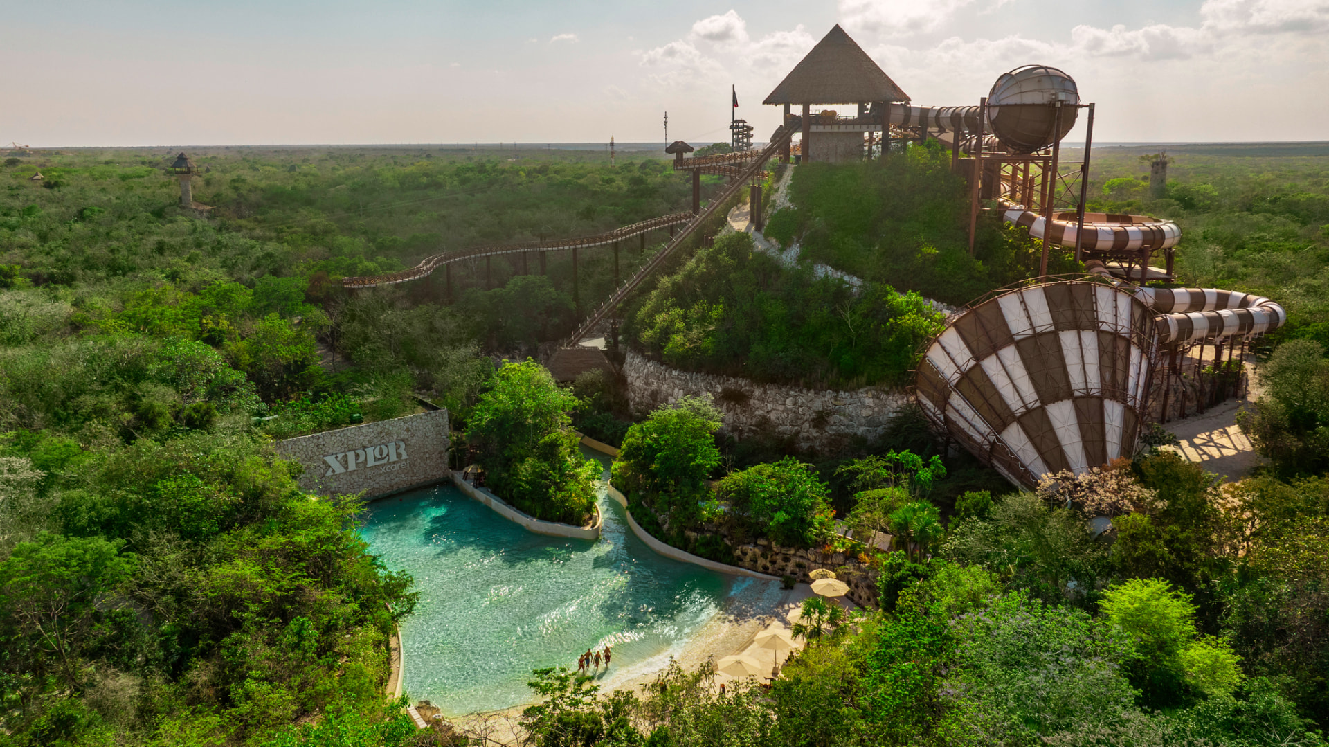 Vista aérea del Tobogán Xote y la piscina de Xplor entre la selva