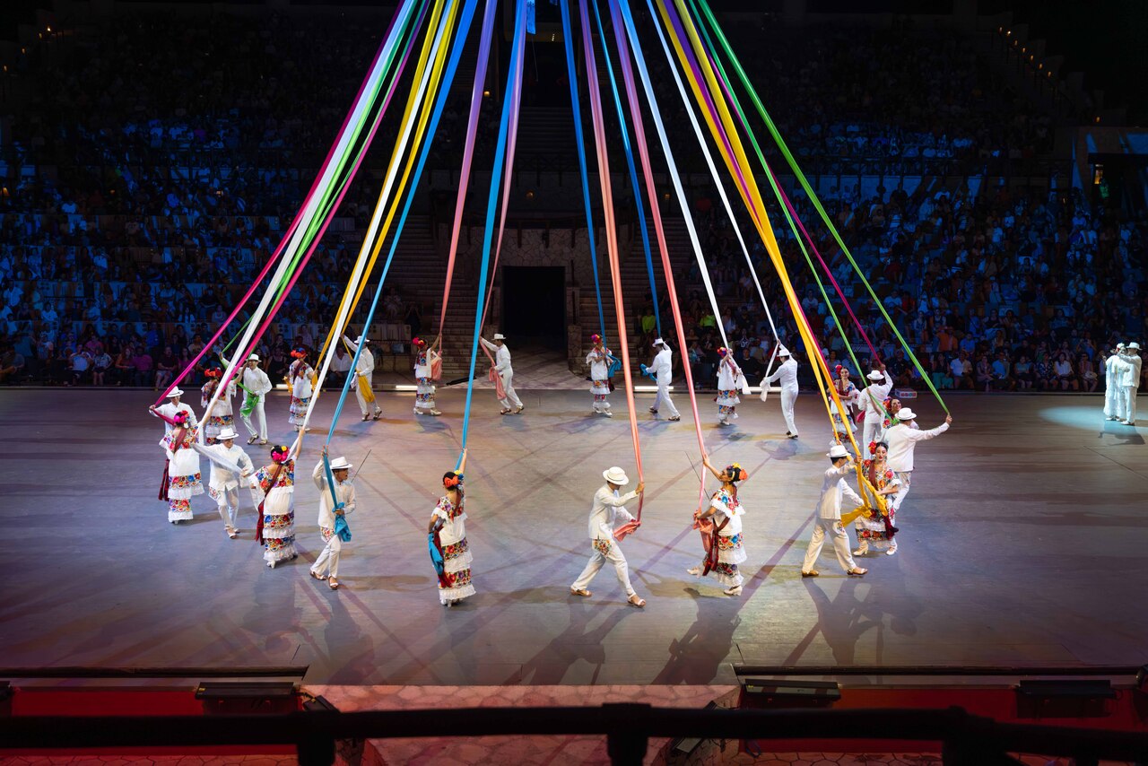 Espectáculo con cintas de colores en la arena de Xcaret